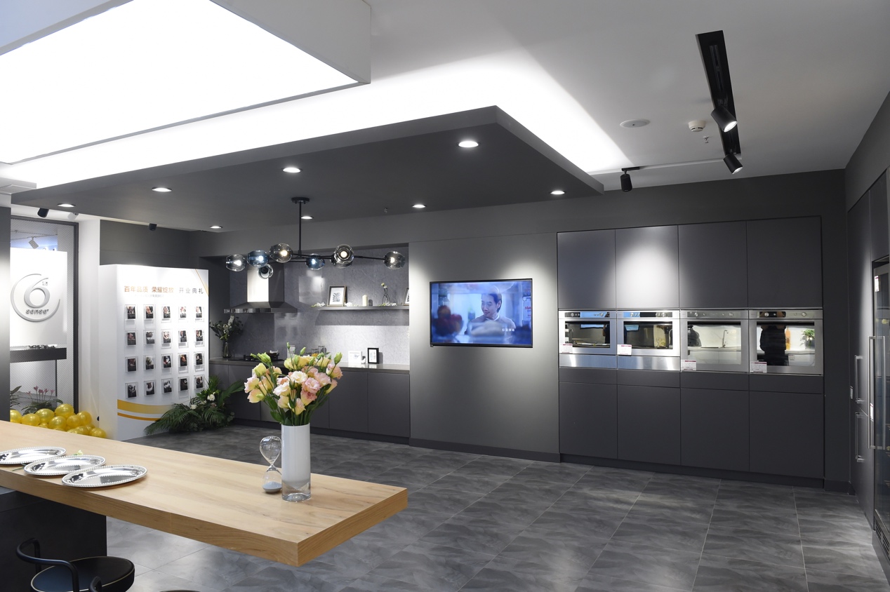 圖片包含 室內, 天花板, 墻壁, 餐桌

描述已自動生成