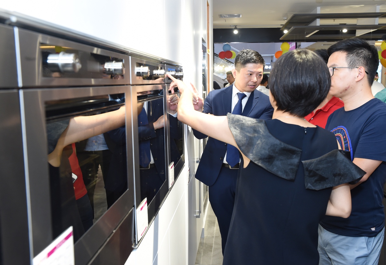 圖片包含 人員, 室內, 櫥柜, 站立

描述已自動生成