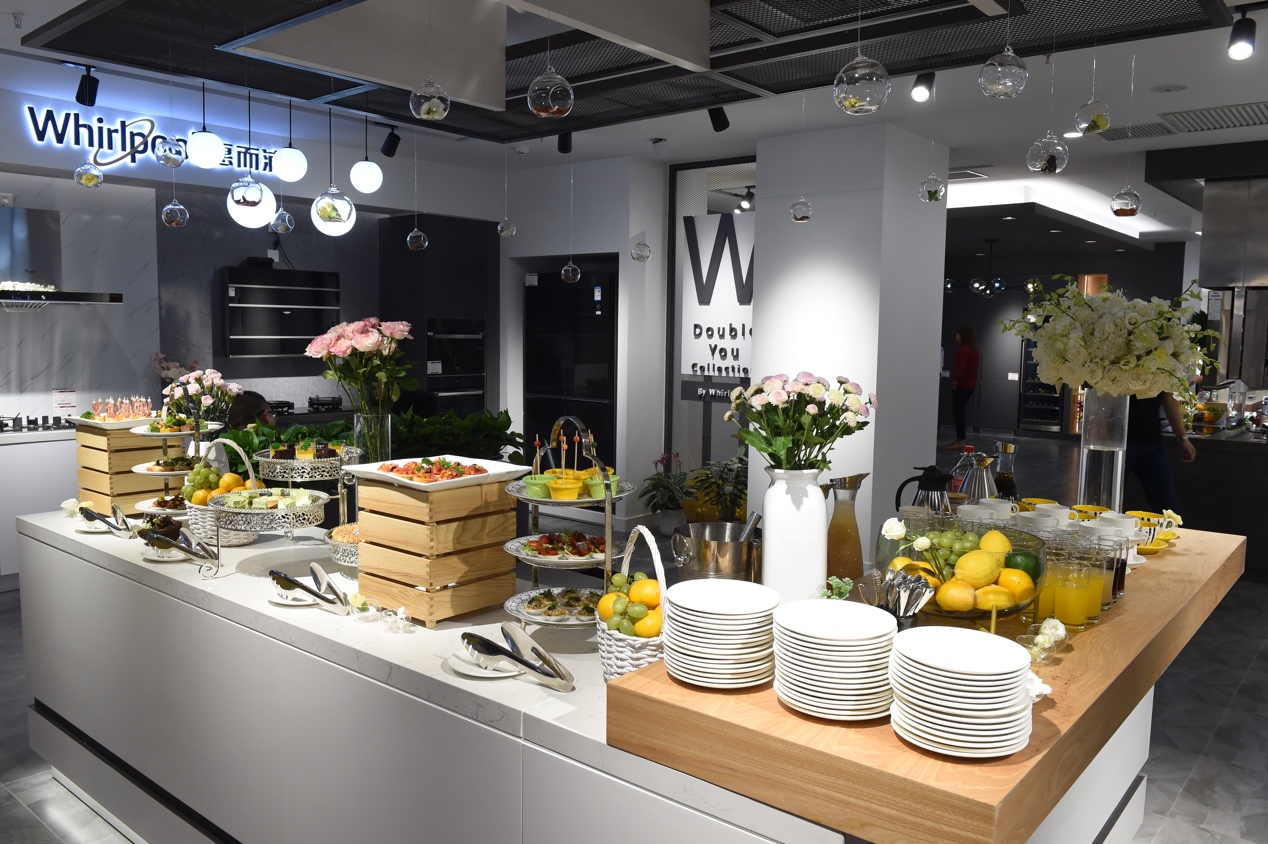 圖片包含 室內, 美食, 餐桌, 天花板

描述已自動生成