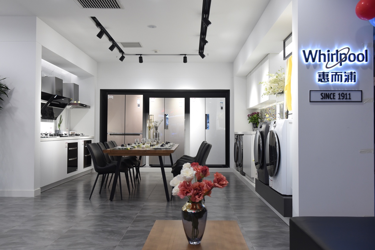 圖片包含 地板, 室內, 生活, 墻壁

描述已自動生成