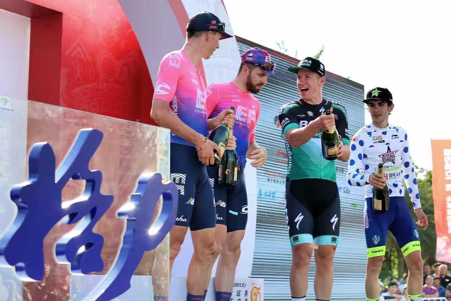 圖片包含 人員, 戶外, 建筑物, 地面
描述已自動生成