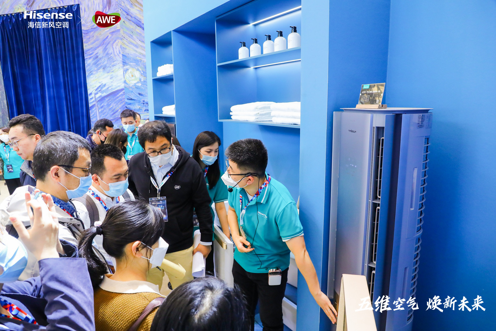 一群人在房間里

描述已自動生成