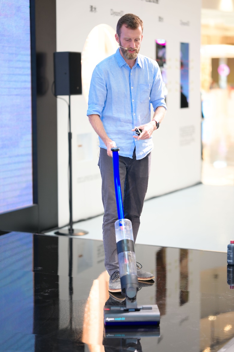 圖片包含 人, 室內, 男人, 建筑

描述已自動生成