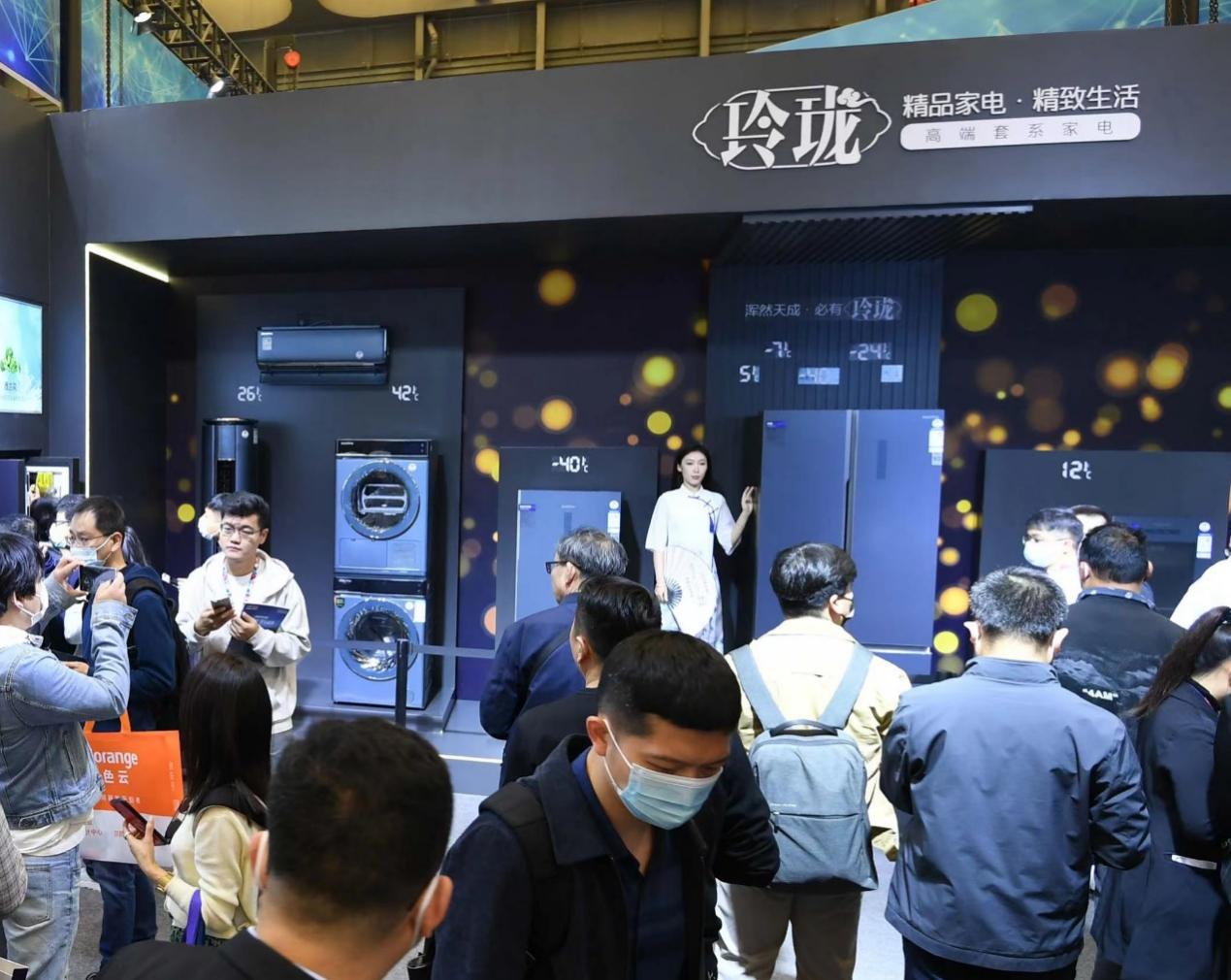 一群人在臺上演講
描述已自動生成