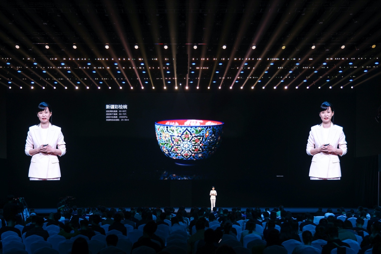 人們在看臺上的人在電視前

中度可信度描述已自動生成