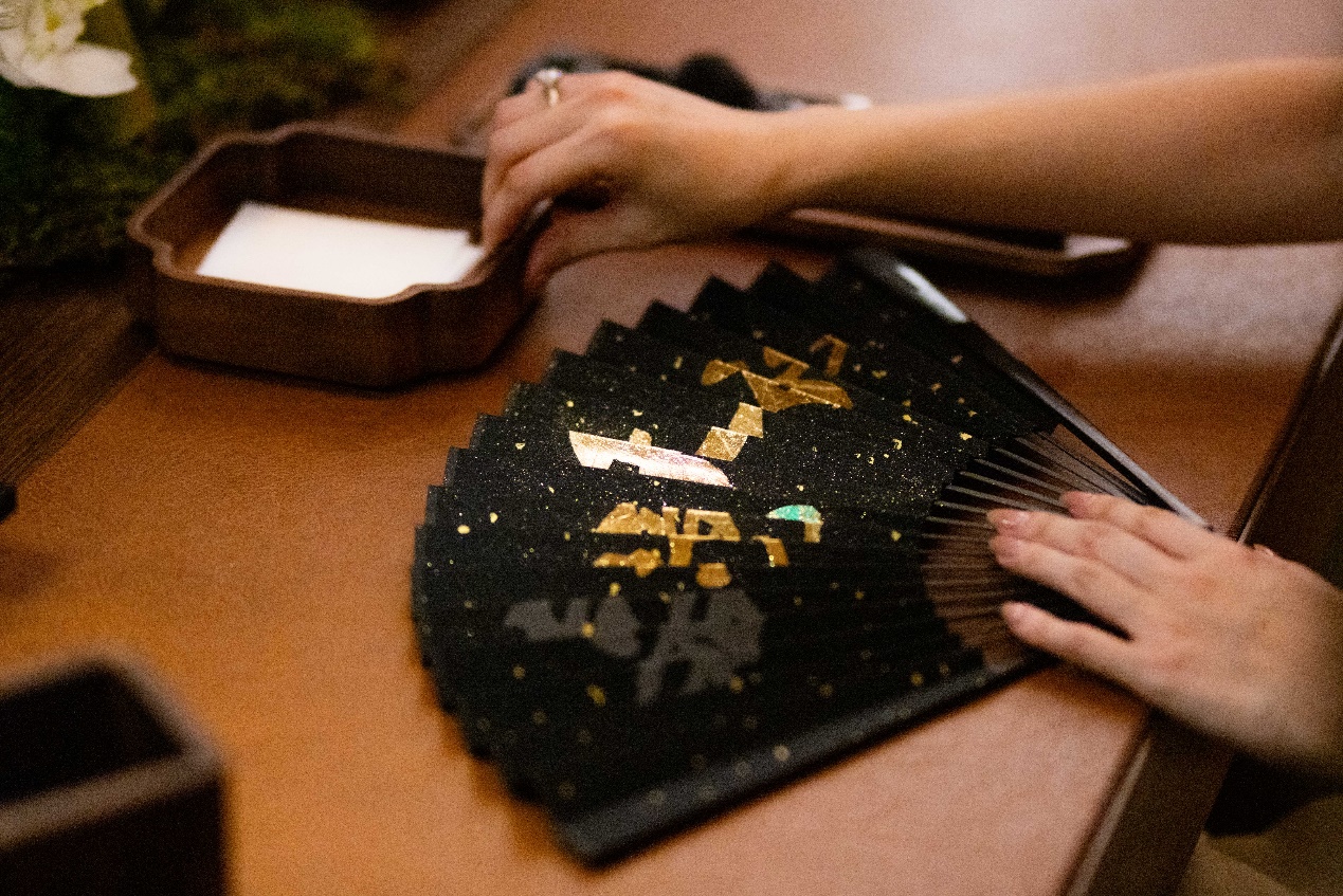 圖片包含 人, 室內, 樂器, 男人

AI 生成的內容可能不正確。