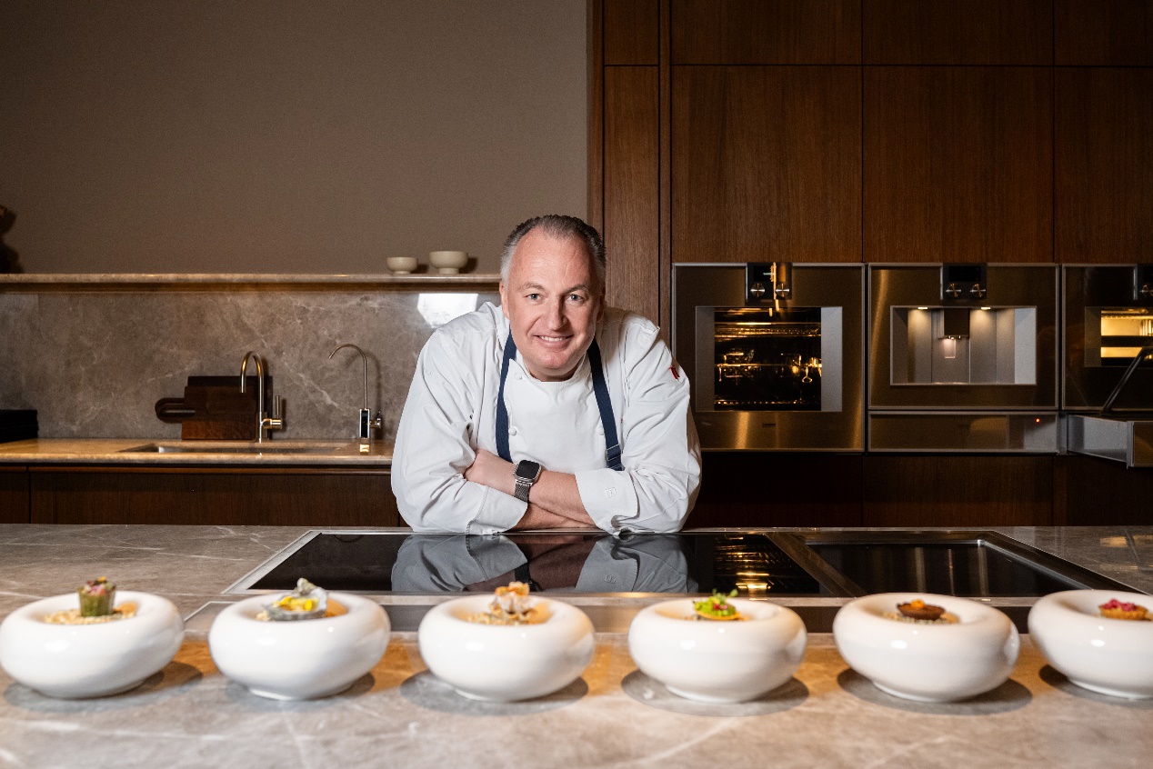 人在廚房里做食物

AI 生成的內容可能不正確。