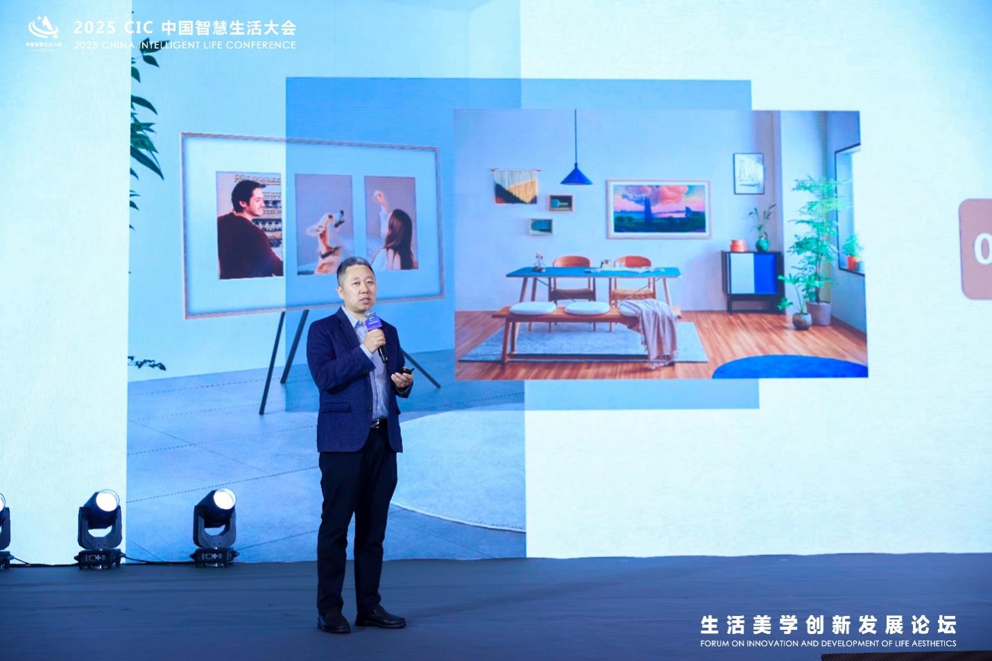 A person standing on a stage

AI-generated content may be incorrect.